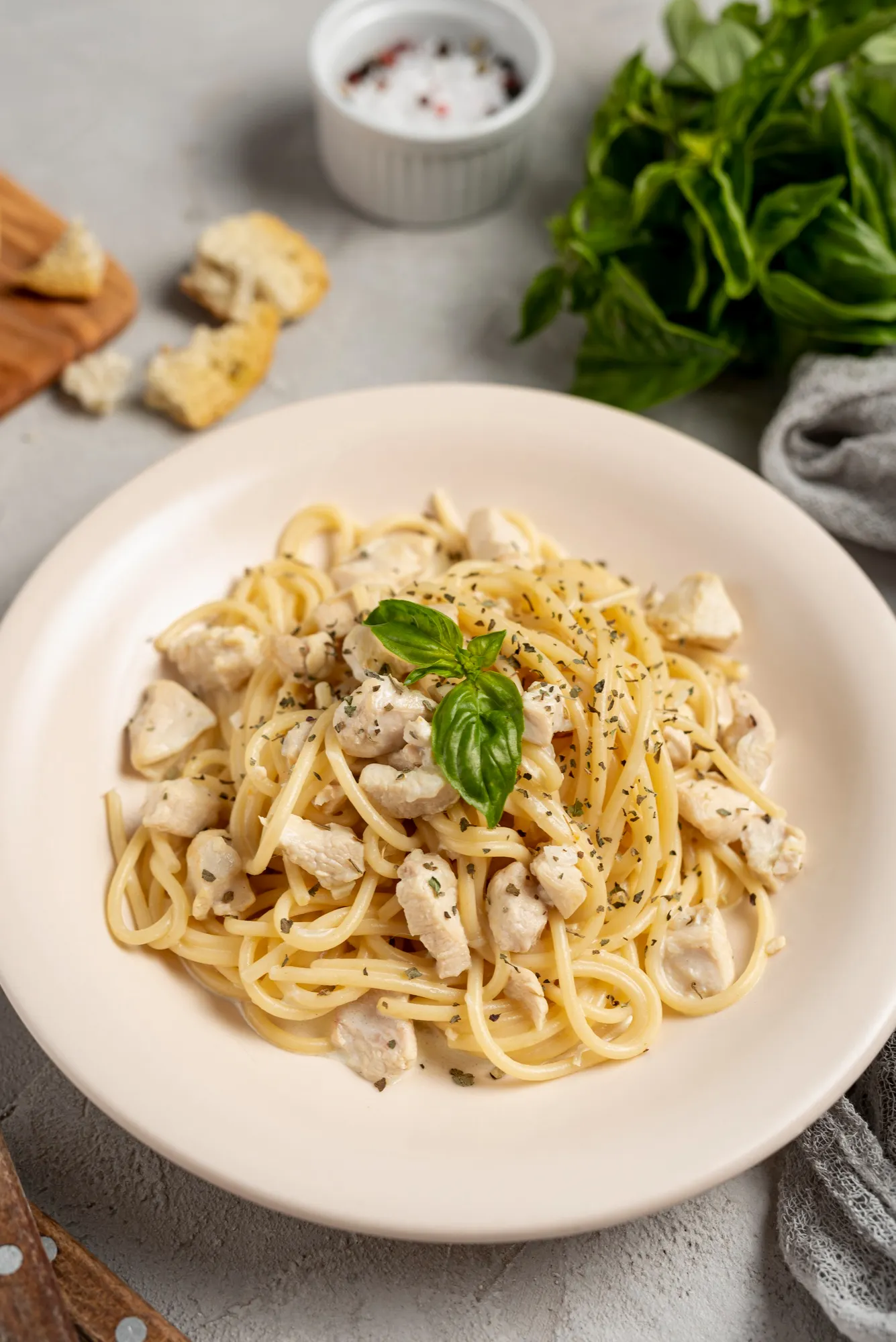 Pasta con pollo en salsa cremosa y manteca de cerdo PORCELLO